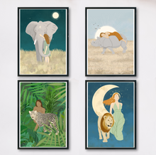 Lade das Bild in den Galerie-Viewer, Set aus vier femininen Kunstdrucken mit Illustrationen von Frauen und wilden Tieren mit je Elefant, Nashorn, Leopard und Löwe als tierische Wanddekoration