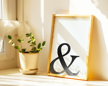 Lade das Bild in den Galerie-Viewer, minimalistisches Poster mit Und Zeichen in schwarz weiß