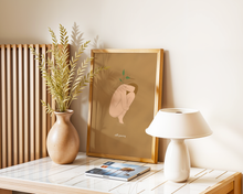 Lade das Bild in den Galerie-Viewer, Persönlichkeitsentwicklung Poster mit Motiv einer Frau mit Pflanze und englischem Spruch still growing auf braunem Hintergrund