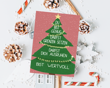 Lade das Bild in den Galerie-Viewer, weihnachtliche Grußkarte mit Spruch in einem Flatlay mit Weihnachtsdekoration. Der deutsche Text vermittelt der beschenkten Person, dass sie wertvoll und genug ist, sich ausruhen und auch in der Weihnachtszeit Grenzen setzen darf