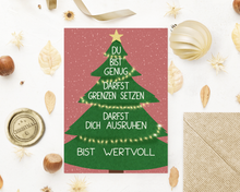 Lade das Bild in den Galerie-Viewer, psychologische Weihnachtskarte mit passendem Kraftpapier Briefumschlag. Auf der Karte ist ein Tannenbaum mit weihnachtlichen positiven Affirmationen zu sehen