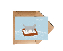 Lade das Bild in den Galerie-Viewer, humorvolle Weihnachtskarte mit Illustration einer Katze im Katzenklo und Lettering let it snow auf blauen Hintergrund