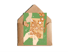 Lade das Bild in den Galerie-Viewer, Weihnachtskarte in der Weihnachtsbäckerei mit Illustration zweier Plätzchen backender Hände auf grünem Hintergrund