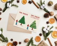 Lade das Bild in den Galerie-Viewer, witzige Weihnachtskarte für Weihnachtsmuffel mit passendem Kraftpapier Briefumschlag in einem Flatlay mit weihnachtlicher Natur Dekoration.