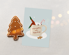 Lade das Bild in den Galerie-Viewer, Weihnachtskarte Liebe mit Illustration einer Tasse heißer Schokolade auf blauem Hintergrund mit rotem Spruch