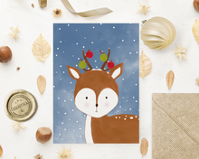 Lade das Bild in den Galerie-Viewer, Flatlay mit weihnachtlicher Dekoration und süßer Weihnachtskarte mit Reh für Tierliebhaber