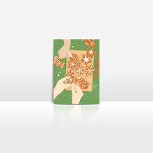 Lade das Bild in den Galerie-Viewer, süße Weihnachtskarte für festliche Weihnachtsgrüße mit besonderer Illustration in der Weihnachtsbäckerei