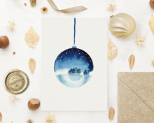 Lade das Bild in den Galerie-Viewer, handgemalte Weihnachtskarte im minimalistischen Stil mit aquarell Christbaumkugel in blau, die eine Winterlandschaft enthält