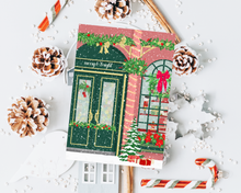 Lade das Bild in den Galerie-Viewer, festliche Grußkarte zu Weihnachten mit englischem Spruch Merry and Bright auf dem Eingang eines weihnachtlich dekorierten Weihnachtsladens für elegante Weihnachtsgrüße