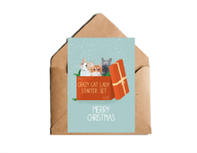 Lade das Bild in den Galerie-Viewer, Lustige Weihnachtskarte für Katzenliebhaberinnen mit einer Geschenkbox mit süßen Katzen mit Aufschrift Crazy Cat Lady Starter Kit und Schriftzug Merry Christmas