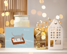 Lade das Bild in den Galerie-Viewer, lustiges Weihnachtsgeschenk für Katzenfans: Weihnachtskarte mit Illustration einer Katze im Katzenklo, die es mit ihrem Katzenstreu schneien lässt und passendem englischen Spruch let it snow