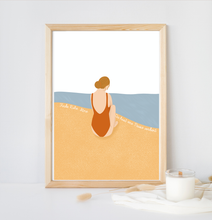 Lade das Bild in den Galerie-Viewer, aufmunterndes Badezimmer Poster mit Illustration einer Frau am Meer und Spruch Finde Ruhe, Atme, du hast eine Pause verdient