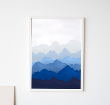 Lade das Bild in den Galerie-Viewer, Kunstdruck mit blauen Bergen