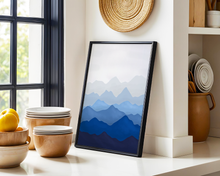 Lade das Bild in den Galerie-Viewer, minimalistisches Poster mit Berglandschaft in Blautönen