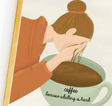 Lade das Bild in den Galerie-Viewer, Nahaufnahme des Kaffee Posters mit Motiv eines Mädchens, das sich mit Kaffee wäscht