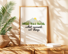 Lade das Bild in den Galerie-Viewer, Bild gerahmt auf Kommode mit englischem Zitat collect Moments not things