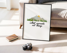 Lade das Bild in den Galerie-Viewer, Kunstdruck für Weltentdecker und Reiseliebhaber mit Zitat und Illustration einer Berglandschaft