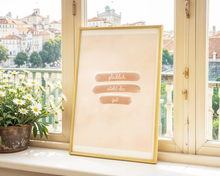 Lade das Bild in den Galerie-Viewer, Spruchposter glücklich steht dir gut in rosa und weiß