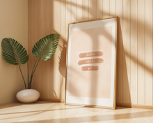 Lade das Bild in den Galerie-Viewer, Dekoration einer Psychotherapiepraxis mit großem Kunstdruck glücklich steht dir gut in minimalistischem Design