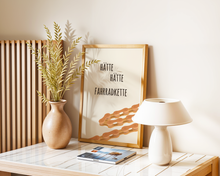 Lade das Bild in den Galerie-Viewer, Spruchposter hätte hätte Fahrradkette als Teil einer minimalistischen Tischdekoration im boho Stil