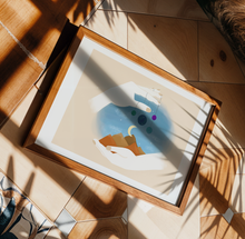 Lade das Bild in den Galerie-Viewer, Kunstdruck meine kleine Welt mit surrealer Illustration von Händen, die eine Berglandschaft und Planeten halten auf beigem Hintergrund