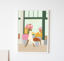Lade das Bild in den Galerie-Viewer, moderner Kunstdruck einer Frau mit großem Blumenstrauß auf der Straße vor einem Blumenmarkt