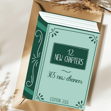 Lade das Bild in den Galerie-Viewer, Durchdachte Neujahreskarte im Design eines Buches zum Fortschreiben der eigenen Geschichte mit Buchtitel 12 new chapters, 365 new chances, edition 2026