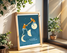Lade das Bild in den Galerie-Viewer, Print Selbstvertrauen mit Spruch und zwei Frauen auf Monden bei Nacht