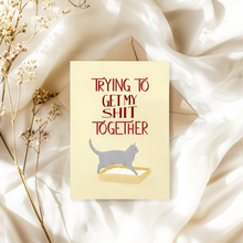 Lade das Bild in den Galerie-Viewer, moderne Postkarte mit Lettering Design Trying to get my shit together und Katzenillustration als humorvolle Erinnerung, eigene Fehler zu akzeptieren und Abstand zu den alltäglichen Widerständen zu finden