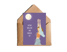 Lade das Bild in den Galerie-Viewer, moderne Postkarte mit Spruch be your wild free and magical self und Illustration einer unter dem Mond tanzenden Frau