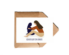 Lade das Bild in den Galerie-Viewer, Karte mit Spruch gib dir selbst ein Zuhause und Illustration die eine Umarmung des eigenen inneren Kindes zeigt