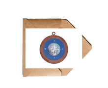 Lade das Bild in den Galerie-Viewer, Postkarte mit surrealem Kompass und Mond