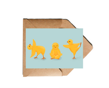 Lade das Bild in den Galerie-Viewer, lustige Osterkarte mit Illustration von Küken in Yogaposen auf blauem Hintergrund