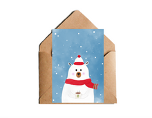 Lade das Bild in den Galerie-Viewer, Weihnachtskarte mit Bär und Tasse im Schnee