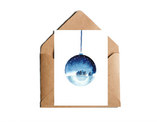 Lade das Bild in den Galerie-Viewer, handgemalte Weihnachtskarte mit aquarell Christbaumkugel mit Landschaft in blau