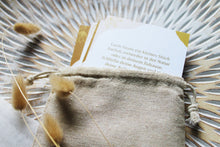 Lade das Bild in den Galerie-Viewer, Achtsamkeitsübung barfuß laufen im Set mit 30 Achtsamkeitsübungen