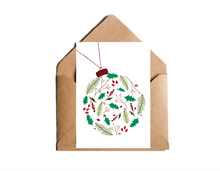 Lade das Bild in den Galerie-Viewer, Weihnachtskarte im minimalistischen Design mit Christbaumkugel auf weihnachtlichen floralen Elementen