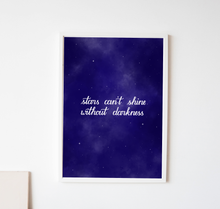 Lade das Bild in den Galerie-Viewer, Poster Sternenhimmel mit Spruch stars can't shine without darkness