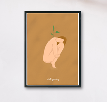 Lade das Bild in den Galerie-Viewer, Kunstdruck still growing mit Illustration einer nackten Frau in Erdfarben