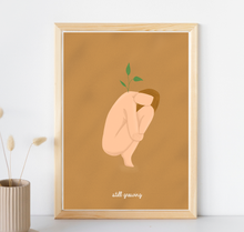 Lade das Bild in den Galerie-Viewer, Poster still growing mit Bild einer nackten Frau in Erdfarben