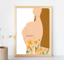 Lade das Bild in den Galerie-Viewer, Poster mit Spruch you are art und Bild einer nackten Frau mit Blumen Tattoos in warmen Farben