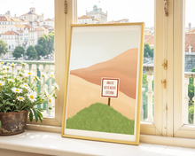 Lade das Bild in den Galerie-Viewer, Dekoration einer Kommode mit einem Poster zum Thema Ängste bewältigen, das ironisch ein Schild mit Druck Ängste bitte nicht füttern abbildet
