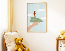 Lade das Bild in den Galerie-Viewer, Kinderzimmer Poster Träume mit grünem Papierflieger in blauem Himmel
