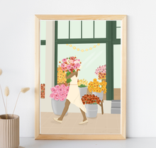 Lade das Bild in den Galerie-Viewer, charmanter Kunstdruck mit Illustration einer Frau mit riesigem Blumenstrauß vor einem gemütlichem Blumenladen
