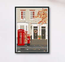 Lade das Bild in den Galerie-Viewer, Poster mit Illustration einer Straße und Häuserwand in England mit typischer roter Telefonzelle und rotem Briefkasten. Es sind herbstlich fallende Blätter und Elemente der Herbstdekoration enthalten.
