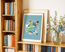 Lade das Bild in den Galerie-Viewer, Dekoration eines Bücherregals mit einem modernen Kunstdruck mit Illustration von Menschen verschiedener Hautfarben und Kulturen vereint auf dem Planeten Erde
