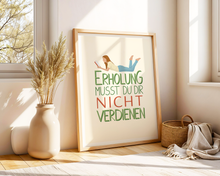 Lade das Bild in den Galerie-Viewer, Psychologie Poster mit positivem Spruch Erholung musst du dir nicht verdienen in grün und rot auf beigem Hintergrund in den Größen A3 und A4 als Teil einer Praxisdekoration
