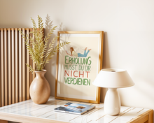 Lade das Bild in den Galerie-Viewer, Kunstdruck mit Spruch Erholung musst du dir nicht verdienen als Teil einer Boho Tischdekoration
