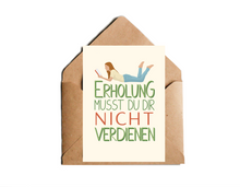 Lade das Bild in den Galerie-Viewer, Aufmunternde Karte mit Spruch auf Deutsch Erholung musst du dir nicht verdienen als liebevolle Erinnerung, Pausen zu machen mit passender Illustration auf beigem Hintergrund
