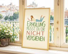 Lade das Bild in den Galerie-Viewer, Mut machendes Poster mit aufmunterndem Spruch Erholung musst du dir nicht verdienen mit passender Illustration einer entspannt lesenden Frau als Erinnerung an dich selbst, dir Pausen und Auszeiten vom Alltag zu gönnen, ohne dich rechtfertigen zu müssen
